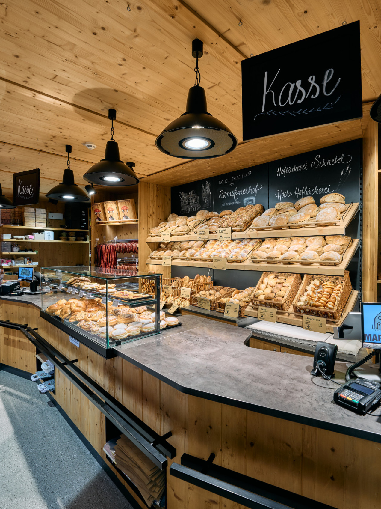 Blick auf die gut gefüllte Brottheke in der Markt-Scheune bei Gengenbach