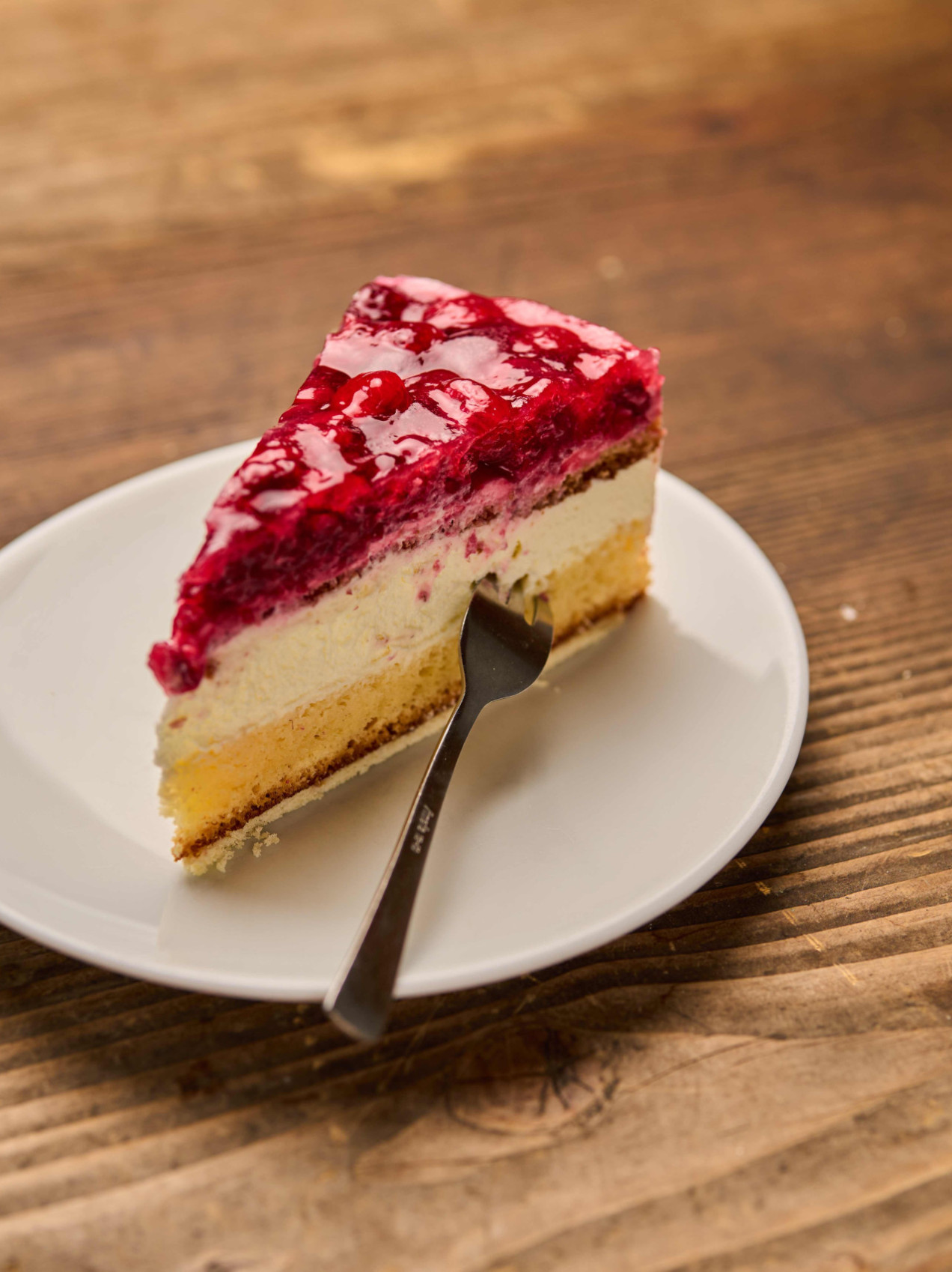 Wiener Biskuit mit einer leichten Joghurtsahne und Himbeeren