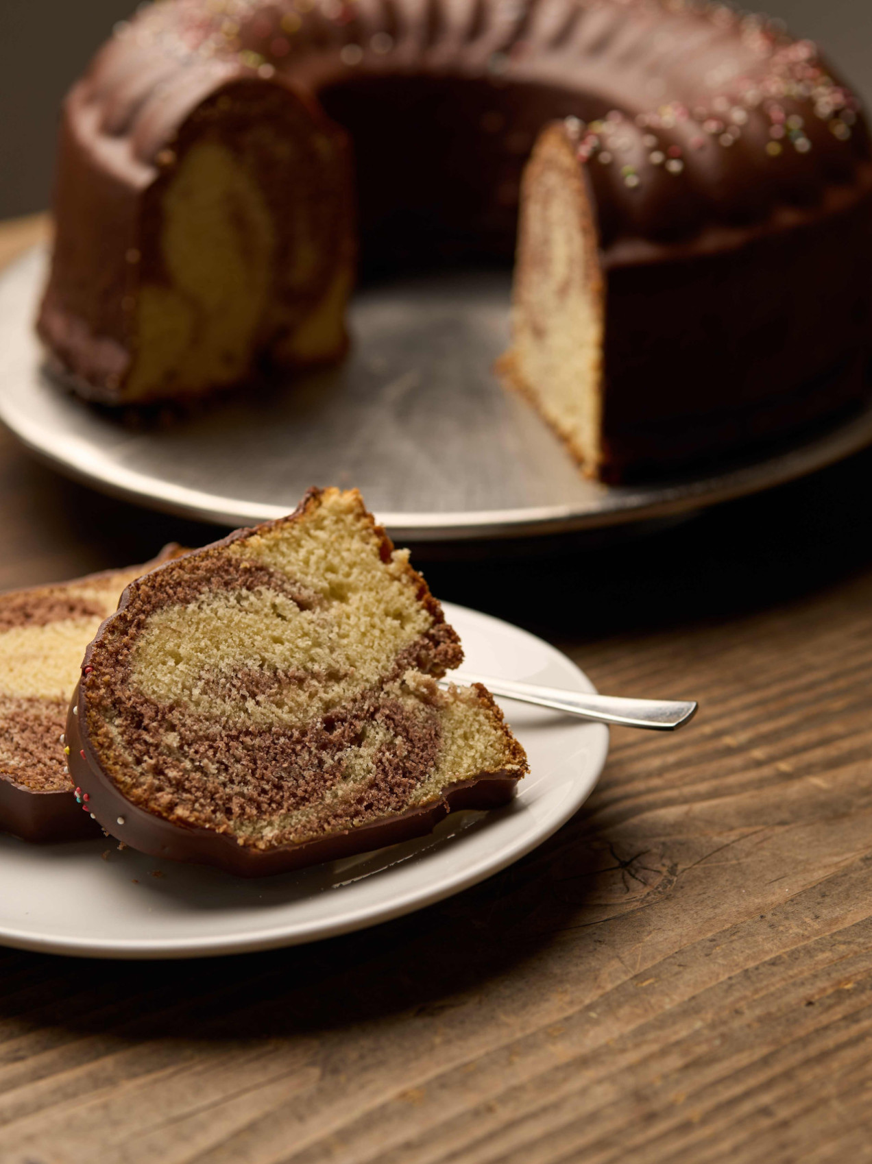 Zwei Stücke Marmorkuchen auf einem Teller angerichtet