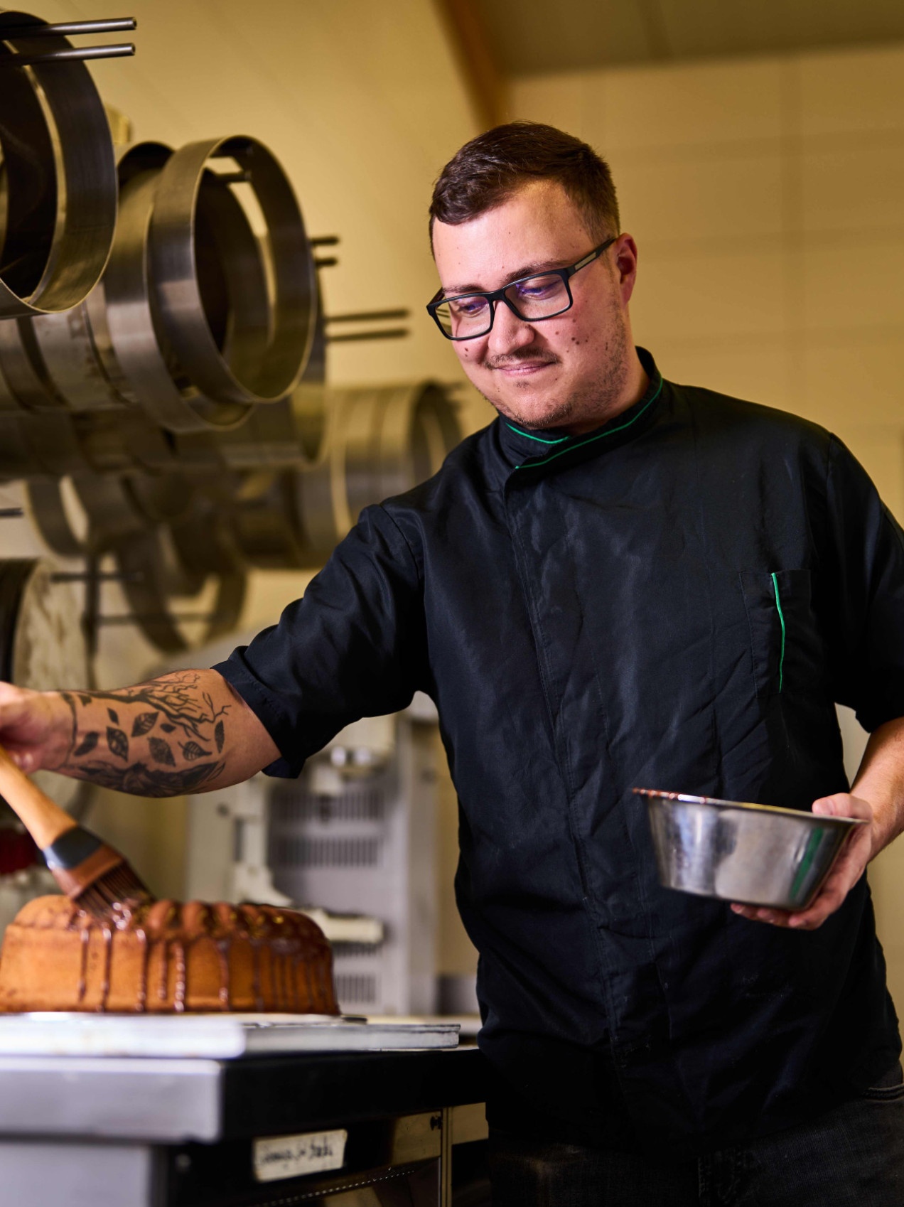 Konditor glasiert Marmorkuchen