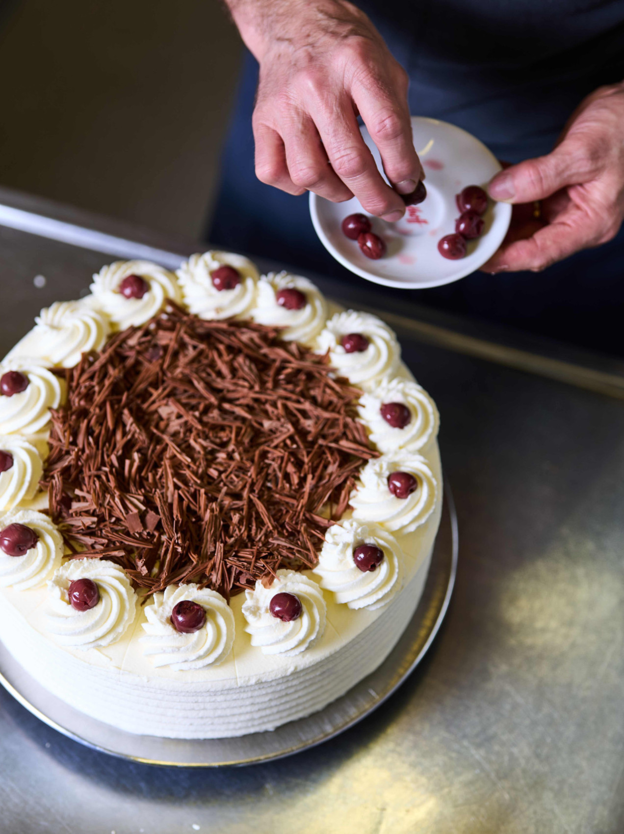 Schwarzwälder Kirschtorte von oben fotografiert; Dekokirschen