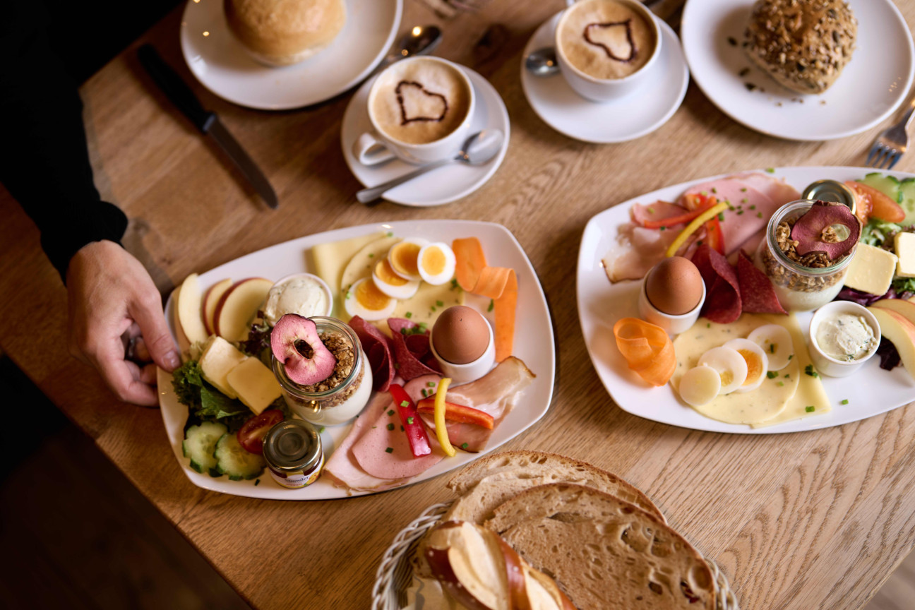 Markt-Scheunen-Frühstück auf Platten