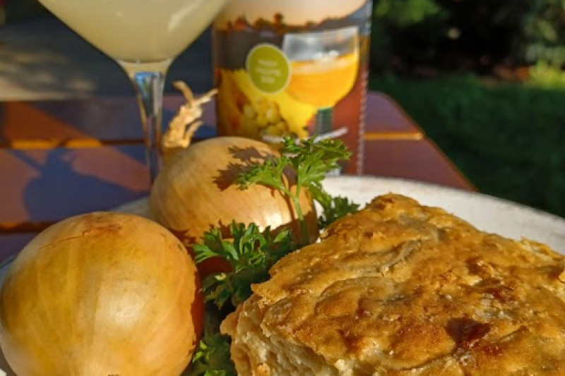 Zwiebelkuchen neuer Wein